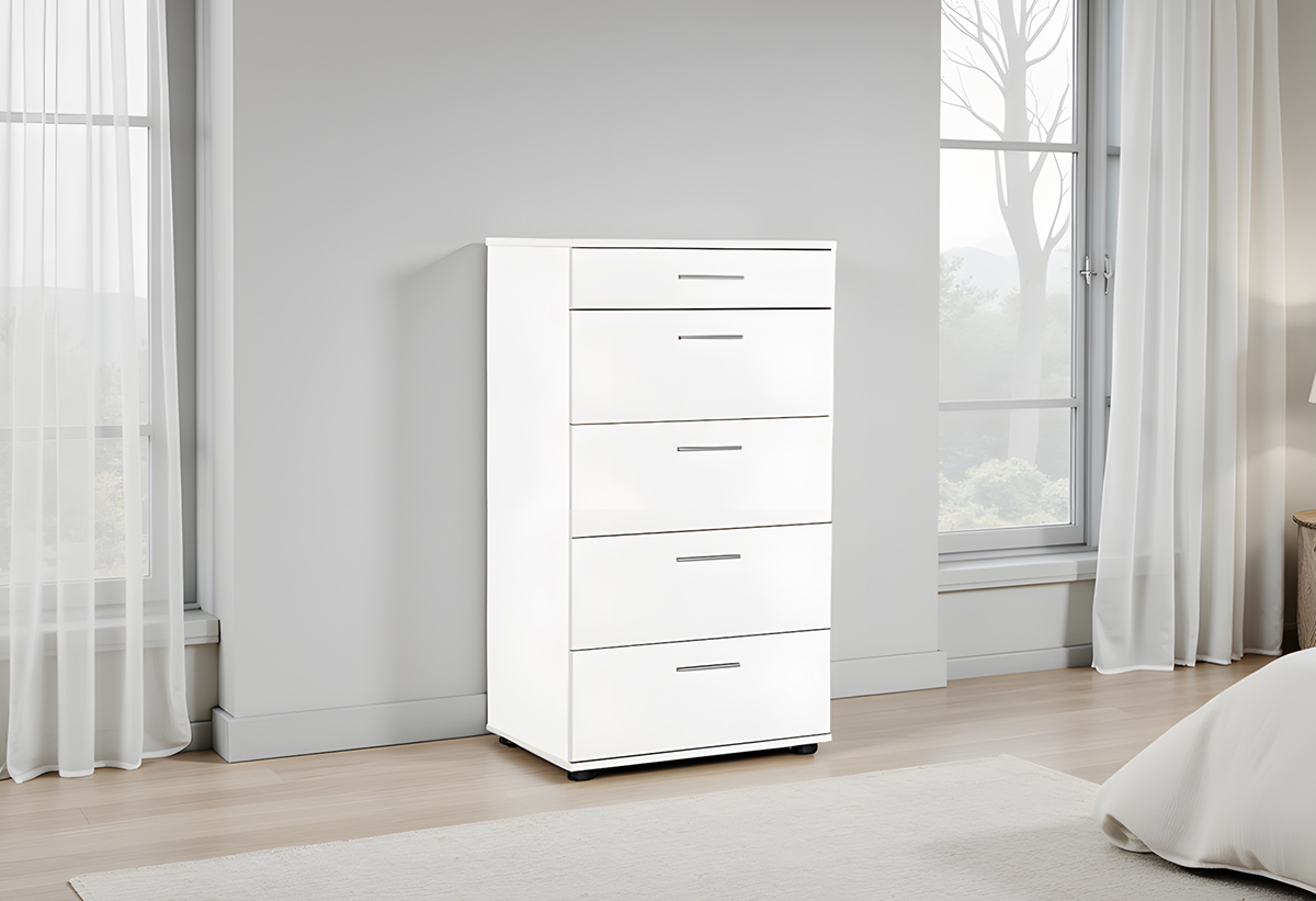 Απεικονίζεται η συρταριέρα σε υπνοδωμάτιο. Φαίνεται ένα πορτατίφ και μέρος ενός κρεβατιού.